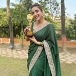 Rupali Bhosale Instagram - Larger than life सिनेमाच्या बाबतीत असं म्हटलं जातं की सिनेमा हे larger than life असतं आणि ते अगदी खरं आहे, सिनेमा थिएटर मध्ये गेल्यानंतर ते आपल्या सगळ्यांना जाणवतं, भव्य दिव्य थेटर, अगदी छान comfortable seat , air-conditioning, आणि खूप मोठा पडदा, ज्याच्यावर आपल्याला सिनेमा दिसतो, मोठ मोठ्या speakers मधनं आपल्याला sound आणि music ऐकायला मिळतं, तीन तासांमध्ये एक वेगळाच अनुभव आपल्याला मिळतो, तसा अनुभव आपल्याला टेलिव्हिजनवर कधी मिळणार नाही, कारण टेलिव्हिजनचा पडदा छोटा असतो, आजपर्यंत मला बऱ्याच लोकांनी विचारलं की तुम्ही सिनेमे का नही करत, किंवा तुम्ही आजपर्यंत सिनेमे का नाही केले, पण असं नाहीये की मला सिनेमा करायचा नव्हता, माझ्या वाटेला सिनेमे आलेच नाहीत, आले ते पण खूप मोजके आले, मला खरंच आवडलं असतं सिनेमा करायला आणि मला अजूनही सिनेमे करायची खूप इच्छा आहे, जे मोजके सिनेमे मी केले त्यातला हा "विनाकारण राजकारण" हा प्रेक्षकांपर्यंत पोहोचला, आणि त्या चित्रपटाच्या भूमिकेसाठी मला हे Award ही मिळालं. माझ्यासाठी हा आनंद खूप मोठा आहे, कारण हे सिनेमाचं Award आहे, ज्यावेळेला मी या क्षेत्रात यायचं ठरवलं, या क्षेत्रातला येण्याचा मार्ग अगदी थेटर मध्ये अंधारात जेव्हा आपण आपली seat शोधत असतो आपण चाचपडतो थोडं धडपडतो आणि मग शेवटी आपल्याला आपली सीट मिळते, तसंच मी जेव्हा या क्षेत्रात आले त्यावेळेला चाचपडत नाटक क्षेत्रात प्रवेश केला आणि तिथे मला माझी शीट मिळाली, मग सिरीयलच्या मार्गात चाचपडले आणि तीही माझी सीट आज मला मिळाली आहे, कदाचित हे जे सिनेमाचं अवॉर्ड मला मिळालं आहे ते कदाचित एक संकेत असू शकतं .... ""विनाकारण राजकारण" च्या पूर्ण टीमचे आणि अंबरनाथ फिल्म फेस्टिवल या टीमचे मी खूप खूप आभार मानते... Caption by #ShriNivas . . . . . . . #LifeIsBeautiful #FeelLife #InstaGood #InstaPic #PositiveVibes #Tuesday #TuesdayVibes #RupaliBhosle #RockingRupali #RupaliWinningHearts #KeepLoving #Sanjana #StarPravah #AaiKutheKayKarte 🧿