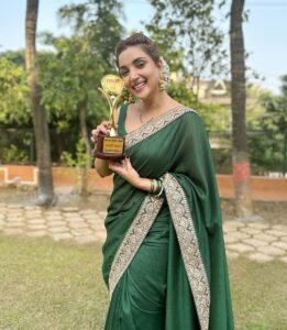 Rupali Bhosale Instagram - Larger than life सिनेमाच्या बाबतीत असं म्हटलं जातं की सिनेमा हे larger than life असतं आणि ते अगदी खरं आहे, सिनेमा थिएटर मध्ये गेल्यानंतर ते आपल्या सगळ्यांना जाणवतं, भव्य दिव्य थेटर, अगदी छान comfortable seat , air-conditioning, आणि खूप मोठा पडदा, ज्याच्यावर आपल्याला सिनेमा दिसतो, मोठ मोठ्या speakers मधनं आपल्याला sound आणि music ऐकायला मिळतं, तीन तासांमध्ये एक वेगळाच अनुभव आपल्याला मिळतो, तसा अनुभव आपल्याला टेलिव्हिजनवर कधी मिळणार नाही, कारण टेलिव्हिजनचा पडदा छोटा असतो, आजपर्यंत मला बऱ्याच लोकांनी विचारलं की तुम्ही सिनेमे का नही करत, किंवा तुम्ही आजपर्यंत सिनेमे का नाही केले, पण असं नाहीये की मला सिनेमा करायचा नव्हता, माझ्या वाटेला सिनेमे आलेच नाहीत, आले ते पण खूप मोजके आले, मला खरंच आवडलं असतं सिनेमा करायला आणि मला अजूनही सिनेमे करायची खूप इच्छा आहे, जे मोजके सिनेमे मी केले त्यातला हा 