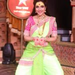 Rupali Bhosale Instagram - कोल्हापूर नगरातील श्री महालक्ष्मी मंदिर हे ५२ शक्तिपीठांपैकी एक आणि महाराष्ट्रातील साडेतीन शक्तिपीठांपैकी एक आहे. या पीठाचा उल्लेख पुराणांमध्ये आढळून येतो. माझा जन्म मार्गशीर्ष महिन्यातल्या शेवटच्या गुरुवारी झाला. आई मला बोलली बाकी उपास केले नहीं तरी मार्गशीर्ष महिन्यातले गुरुवार करायचे पण मी जमेल तसे बाक़ीचे उपास तर करतेच पण हे गुरुवार सुधा करते. जन्म झाला तेव्हा आई बाबा ना लक्ष्मी आली घरात अस वटल असेल का हा प्रश्न मला क़ायम पढ़ायचा.. पण वाटल असेल कारण आई बाबा नी क़ायम लक्ष्मी सारखच वागवल आणि आई चा आशीर्वाद सुधा क़ायम पाठिशी आहे आणि असेल.. स्टार प्रवाहच्या एका कारेक्रमासाठी कोल्हापुर ला गेले होते पण महालक्ष्मी च दर्शन घेता आल नाही मनाला खुप त्रास झाला आज सुधा होतो पण शेवटी ती आई च ना तिला मझ्या मनातली भावना समजली आणि जणू तीच भेटायला आली. हया वर्षीच्या स्टार प्रवाह गणेश उत्सव च्या तालीम करायला गेले आणि मला सांगितले की मी कोल्हापुर ची महालक्ष्मी आहे आणि मी लगेच माझ्या आईला आणि मम्माला कॉल केला आणि सांगीतल… हा योगायोग आहे की काय पण हे सगळं त्या आईने च केल अस मला वाटत.. इच्छा शक्ति आणि मनापासून मारलेली हाक देवा पर्यंत पोहचते हे खरच आहे. स्टार प्रवाहचे खरच आभार खुप भरभरून लिहिल आहे गोड मानून घ्या व्यक्त झाले आणि पहिल्यानदा इतके लिहिल. आभार वैभव घुगे आणि त्याच्या टीमचे @vabs_blockbusterentertainer @sushiel_23 @anil_shinde_5678 @pranita_pari92 @komalsurve23 पहा #StarPravahGaneshotsav2023 on 24th September, 7 PM Star प्रवाहवर.... ‘Star प्रवाह गणेशोत्सव २०२३’ चला गाऊया, चला पाहूया... ।। आरती घराघरातली ।। #AartiGharagharatali #Ganeshotsav2023 #StarPravah #RupaliBhosle