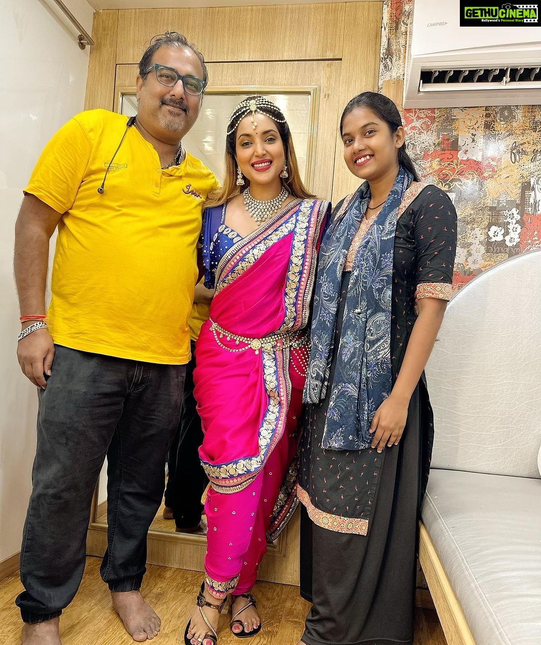 Rupali Bhosale Instagram - WE ARE NOT A TEAM BECAUSE WE WORK TOGETHER. WE ARE A TEAM BECAUSE WE RESPECT, TRUST & CARE FOR EACH OTHER. ~ RuMi ~ Special thanks to @suchitrasawant16 for her efforts and for this beautiful outfit and jewellery Dance choreographed by @santosh_bhangre_official @janaki2702 Outfit & jewellery by @suchitrasawant16 Makeup @mhatresameer60 Hair by @ruksar__99 Managed by @its_ashwini_shendge @creativesparkcelebrity Thank you TEAM for your hard work and dedication ❤️ . . . . . #LifeIsBeautiful #Rumi #FeelLife #InstaGood #PositiveVibes #InstaPic #Thursday #ThursdayVibes #RupaliBhosle #RockingRupali #RupaliWinningHearts #KeepLoving #Sanjana #StarPravah #AaiKutheKayKarte 🧿