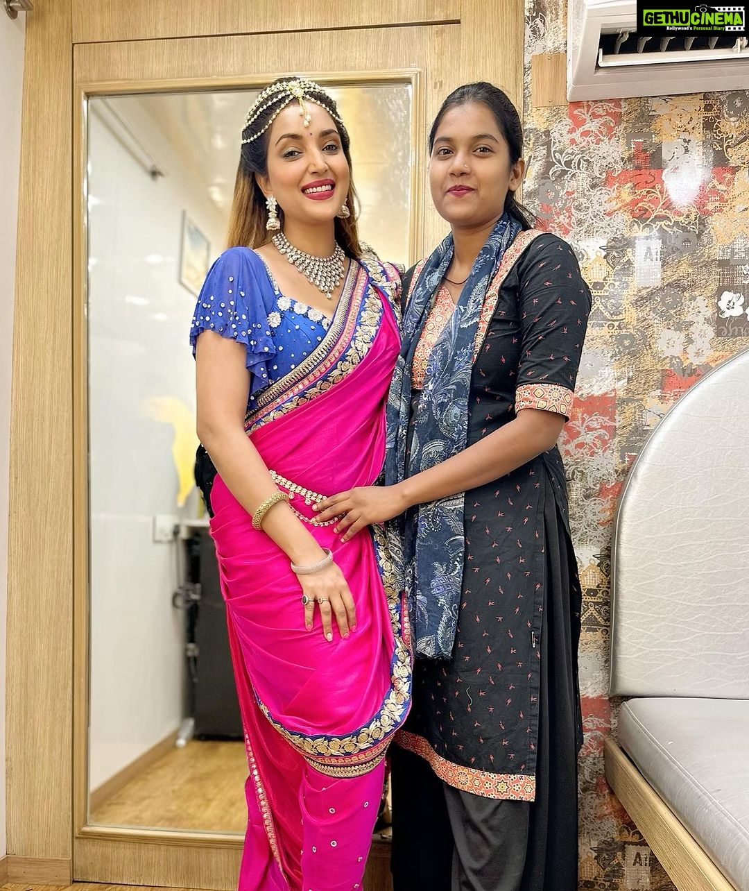 Rupali Bhosale Instagram - WE ARE NOT A TEAM BECAUSE WE WORK TOGETHER. WE ARE A TEAM BECAUSE WE RESPECT, TRUST & CARE FOR EACH OTHER. ~ RuMi ~ Special thanks to @suchitrasawant16 for her efforts and for this beautiful outfit and jewellery Dance choreographed by @santosh_bhangre_official @janaki2702 Outfit & jewellery by @suchitrasawant16 Makeup @mhatresameer60 Hair by @ruksar__99 Managed by @its_ashwini_shendge @creativesparkcelebrity Thank you TEAM for your hard work and dedication ❤️ . . . . . #LifeIsBeautiful #Rumi #FeelLife #InstaGood #PositiveVibes #InstaPic #Thursday #ThursdayVibes #RupaliBhosle #RockingRupali #RupaliWinningHearts #KeepLoving #Sanjana #StarPravah #AaiKutheKayKarte 🧿