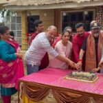 Rupali Bhosale Instagram - 1000 episodes of Aai Kuthe Kay Karte.. ekhadya project la itaka prem milna kharach khoop overwhelming asta. Team work Mhanje kay he kharach amche producer @rajan.shahi.543 sir hyanchya kadhun shikav. PRODUTION HOUSE asa jevha mhanto tevha house hya shabdacha arth kharach @directorskutproduction hyana barobar kalala ahe. Itka warmth itka prem ani family members sarkha treat karna mhanun AKKK la he yash labhala ahe. I am proud to be DKPIAN ❤️ @vartak.namita thank you mala Sanjana dilya badal tuza call ani tula dilela shabd mala aaj sudha lakshat ahe ani me Sanjana kayam tyach premane ani pramanik pane lokan samor saadar karen. Tuza mazya varcha vishwas mazi strength ahe. I can’t thank you enough. 1000 episodes zale tari aapli direction team pahila divas ani pahila episode shoot kartoy asa kaam karat astat ani mhanun ch lokana hi serial aaplishi vatate @ravikarmarkar ch chotya chotya jaga kadhana satat vegala kahitari karnyacha prayant karat rahna hi gosht kharach kamaal ahe ani mhanun toh captain of the ship ahe. @subodhbare tuzya badal kay bolu Aaj Sanjana lokapriya ahe pan Sanjana Mothi zali hyat tuza khoop motha shreya ahe aaj sudha tu pahilya divashi jasa shoot kelas tasa ch kartos 1000 episodes zale mhanun sodun dila nahis. Tu set var asalas ki kharach khoop majja aste heavy shoot sudha khoop sahaj saral soapa vatat asa ch raha kayam amchya AKKK cha chota mastikhor lahan baal. @tusharvichare tuzya mule lokana serial aikavishi Sudha vatate pratek vakya pratek emotion pratek reaction tu aaj sudha tyach chikatine karun ghetos. Tuzya thoda vaishnav ahe jo madhe madhe baher yeto pan toh khoop chan ahe. Set ch atmosphere khoop khelkar pan titakach professional thevtos. Baryach da tu ekata sampurna dolara sambhaltos pan Kuthe ch kami padhat nahis. Tyach Barobar sampurna cast and crew thank you for helping each other in this wonderful journey standing strong with each other in thick n thin 1000 episodes zale pudhil journey sathi khoop khoop shubheccha ani prem AKKK & DKP & STAR PRAVAH ROCKS 🧿❤️