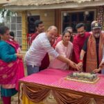 Rupali Bhosale Instagram – 1000 episodes of Aai Kuthe Kay Karte.. ekhadya project la itaka prem milna kharach khoop overwhelming asta. Team work Mhanje kay he kharach amche producer @rajan.shahi.543 sir hyanchya kadhun shikav. PRODUTION HOUSE asa jevha mhanto tevha house hya shabdacha arth kharach @directorskutproduction hyana barobar kalala ahe. Itka warmth itka prem ani family members sarkha treat karna mhanun AKKK la he yash labhala ahe. I am proud to be DKPIAN ❤️
@vartak.namita thank you mala Sanjana dilya badal tuza call ani tula dilela shabd mala aaj sudha lakshat ahe ani me Sanjana kayam tyach premane ani pramanik pane lokan samor saadar karen. Tuza mazya varcha vishwas mazi strength ahe. I can’t thank you enough.
1000 episodes zale tari aapli direction team pahila divas ani pahila episode shoot kartoy asa kaam karat astat ani mhanun ch lokana hi serial aaplishi vatate @ravikarmarkar ch chotya chotya jaga kadhana satat vegala kahitari karnyacha prayant karat rahna hi gosht kharach kamaal ahe ani mhanun toh captain of the ship ahe. @subodhbare tuzya badal kay bolu Aaj Sanjana lokapriya ahe pan Sanjana Mothi zali hyat tuza khoop motha shreya ahe aaj sudha tu pahilya divashi jasa shoot kelas tasa ch kartos 1000 episodes zale mhanun sodun dila nahis. Tu set var asalas ki kharach khoop majja aste heavy shoot sudha khoop sahaj saral soapa vatat asa ch raha kayam amchya AKKK cha chota mastikhor lahan baal. @tusharvichare tuzya mule lokana serial aikavishi Sudha vatate pratek vakya pratek emotion pratek reaction tu aaj sudha tyach chikatine karun ghetos. Tuzya thoda vaishnav ahe jo madhe madhe baher yeto pan toh khoop chan ahe. Set ch atmosphere khoop khelkar pan titakach professional thevtos. Baryach da tu ekata sampurna dolara sambhaltos pan Kuthe ch kami padhat nahis. 
Tyach Barobar sampurna cast and crew thank you for helping each other in this wonderful journey standing strong with each other in thick n thin 1000 episodes zale pudhil journey sathi khoop khoop shubheccha ani prem 
AKKK & DKP & STAR PRAVAH ROCKS 🧿❤️