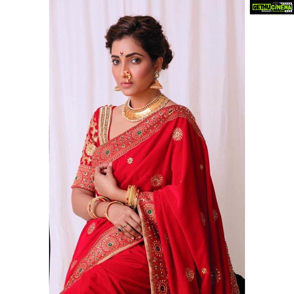 Rupali Bhosale Instagram - Appear as you are. Be as you appear. ~RuMi~ MUA @thevinodsarode Clicked @bharatpawarphotography Saree @zartaricouture . . . . . . . #LifeIsBeautiful #FeelLife #InstaGood #PositiveVibes #InstaPic #Monday #MondayVibes #Ootd #Saree #RupaliXZartari #SareeLove #RupaliBhosle #RockingRupali #RupaliWinningHearts #KeepLoving #Sanjana #StarPravah #AaiKutheKayKarte 🧿