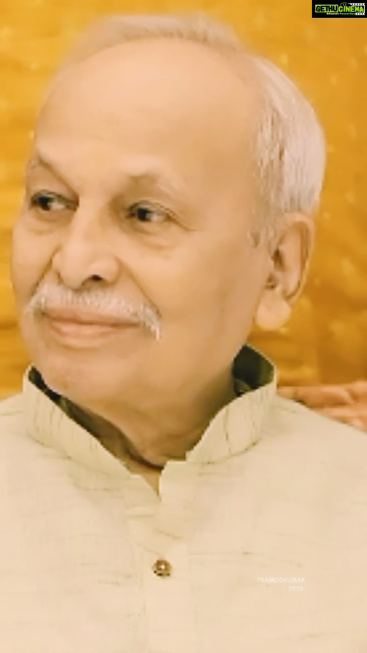 Rupali Bhosale Instagram - ज्येष्ठ रंगकर्मी जयंत सावरकर यांचे निधन .. आण्णा, भावपूर्ण श्रद्धांजली,. 🙏🏻🙏🏻🙏🏻 Jevha jevha te aai kuthe kay karte chya shoot yayche tevha tevha te amha saglyana khoop ashirvaad ani khoop positivity dyayche. Me jevha tyana bhetale tevha me tyana namaskar kela tyani bharpur ashirvaad tar dilech pan tyach Barobar mazya kaamach khoop kautuk sudha kela. Aapli serial ani aapla kaam te baghatat he aikun kharach khoop khoop chan ani jababdari ajun vadhali hyachi janiv zali. Aana tumhi khoop kahi dila amha saglya kalakarana ani khoop kahi shikavlat. Tumhi shevat paryant kaam karat hotat ani tyach energy ne mhanun Tyanchya sobat kela ha scn post kartey #JeenaYahaMarnaYahaIskeSivaJanaKaha #Rip #JayantSavarkar 💔