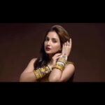 Rupali Bhosale Instagram - Amazing team Amazing work Amazing experience Thank you guys 🫶 Brand @rankajewellersofficial Makeup @saurabh_kapade Hair @nilampatel12 Styled by @paragjaysingpure Video by @amitdesaiphotography Managed by @creativesparkcelebrity @its_ashwini_shendge . . . . . . . #RankaJewellers #BrandAmbassador #LifeIsBeautiful #Video #Traditional #GratitudeAttitude #TeamWork #Ad #Shooting #WednesdayVibes #Gratitude #RupaliBhosle #RockingRupali #RupaliWinningHearts #KeepLoving 🧿
