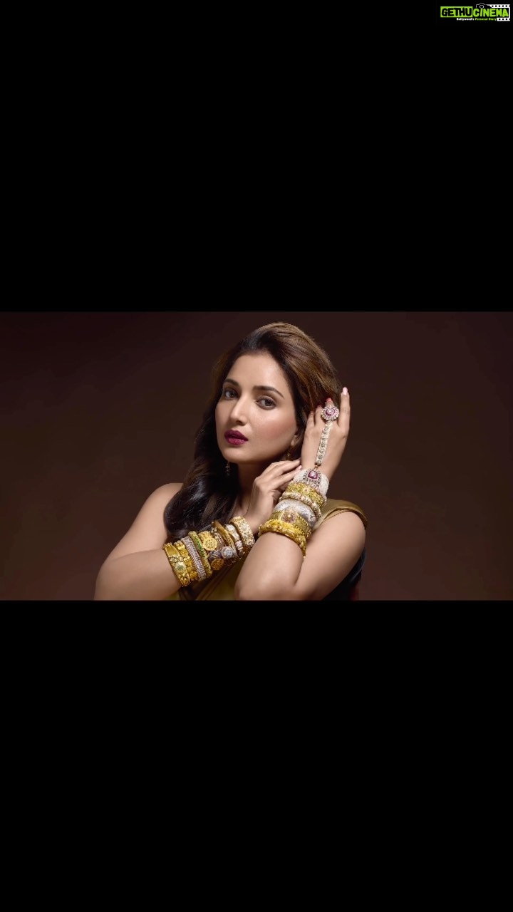 Rupali Bhosale Instagram - Amazing team Amazing work Amazing experience Thank you guys 🫶 Brand @rankajewellersofficial Makeup @saurabh_kapade Hair @nilampatel12 Styled by @paragjaysingpure Video by @amitdesaiphotography Managed by @creativesparkcelebrity @its_ashwini_shendge . . . . . . . #RankaJewellers #BrandAmbassador #LifeIsBeautiful #Video #Traditional #GratitudeAttitude #TeamWork #Ad #Shooting #WednesdayVibes #Gratitude #RupaliBhosle #RockingRupali #RupaliWinningHearts #KeepLoving 🧿