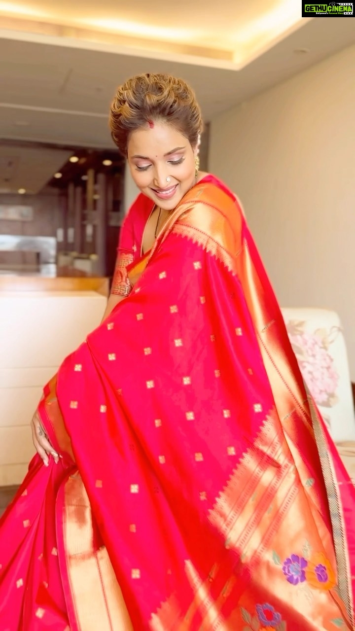 Rupali Bhosale Instagram - Wherever you stand be the soul of that place ~ RuMi ~ Makeup @mhatresameer60 Hair and video @ruksar__99 Saree by @gauri.ethnic . . . . . . #LifeIsBeautiful #FeelLife #FeelItReelIt #InstaGood #PositiveVibes #InstaVideo #Monday #MondayVibes #Ootd #Saree #SareeLove #RupaliBhosle #RockingRupali #RupaliWinningHearts #KeepLoving #Sanjana #StarPravah #AaiKutheKayKarte 🧿