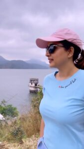 Rupali Bhosale Instagram - ❤️ THIS SONG ❤️ . . . . . . #LifeIsBeautiful #Favorite #FeelLife #FeelItReelIt #InstaGood #PositiveVibes #InstaVideo #Friday #FridayVibes #Ootd #RupaliBhosle #RockingRupali #RupaliWinningHearts #KeepLoving #Sanjana #StarPravah #AaiKutheKayKarte 🧿