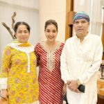 Rupali Bhosale Instagram - GREAT BHET @sureshwadkarofficial ji ani @padmawadkarmusic ji Tumchya ashirwad gheun pudhyachya prawasala nighale ani mala khatri ahe ha prawas khoop sukhakar honar thank you so much for giving us so many amazing songs which we still enjoy.. lucky and blessed to be part of this industry Pleasure meeting you both 🙏🏻❤️ . . . . . #LifeIsBeautiful #FanMoment #SureshWadkar #PadmaWadkar #FeelLife #InstaGood #PositiveVibes #InstaPic #Thursday #ThursdayVibes #Ootd #RupaliBhosle #RockingRupali #RupaliWinningHearts #KeepLoving #Sanjana #StarPravah #AaiKutheKayKarte 🧿 Sayaji Kolhapur