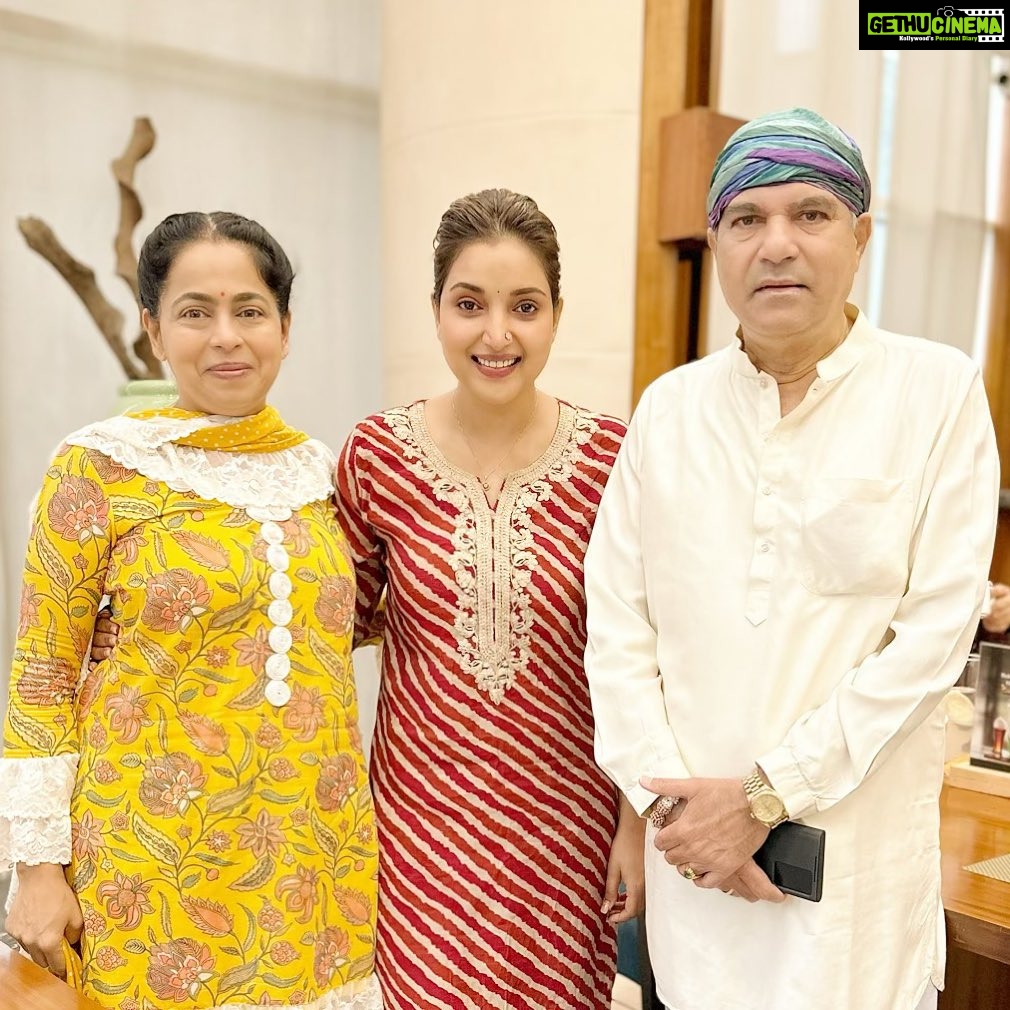 Rupali Bhosale Instagram - GREAT BHET @sureshwadkarofficial ji ani @padmawadkarmusic ji Tumchya ashirwad gheun pudhyachya prawasala nighale ani mala khatri ahe ha prawas khoop sukhakar honar thank you so much for giving us so many amazing songs which we still enjoy.. lucky and blessed to be part of this industry Pleasure meeting you both šš»ā¤ļø . . . . . #LifeIsBeautiful #FanMoment #SureshWadkar #PadmaWadkar #FeelLife #InstaGood #PositiveVibes #InstaPic #Thursday #ThursdayVibes #Ootd #RupaliBhosle #RockingRupali #RupaliWinningHearts #KeepLoving #Sanjana #StarPravah #AaiKutheKayKarte š§æ Sayaji Kolhapur