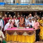 Rupali Bhosale Instagram - 1000 episodes of Aai Kuthe Kay Karte.. ekhadya project la itaka prem milna kharach khoop overwhelming asta. Team work Mhanje kay he kharach amche producer @rajan.shahi.543 sir hyanchya kadhun shikav. PRODUTION HOUSE asa jevha mhanto tevha house hya shabdacha arth kharach @directorskutproduction hyana barobar kalala ahe. Itka warmth itka prem ani family members sarkha treat karna mhanun AKKK la he yash labhala ahe. I am proud to be DKPIAN ❤️ @vartak.namita thank you mala Sanjana dilya badal tuza call ani tula dilela shabd mala aaj sudha lakshat ahe ani me Sanjana kayam tyach premane ani pramanik pane lokan samor saadar karen. Tuza mazya varcha vishwas mazi strength ahe. I can’t thank you enough. 1000 episodes zale tari aapli direction team pahila divas ani pahila episode shoot kartoy asa kaam karat astat ani mhanun ch lokana hi serial aaplishi vatate @ravikarmarkar ch chotya chotya jaga kadhana satat vegala kahitari karnyacha prayant karat rahna hi gosht kharach kamaal ahe ani mhanun toh captain of the ship ahe. @subodhbare tuzya badal kay bolu Aaj Sanjana lokapriya ahe pan Sanjana Mothi zali hyat tuza khoop motha shreya ahe aaj sudha tu pahilya divashi jasa shoot kelas tasa ch kartos 1000 episodes zale mhanun sodun dila nahis. Tu set var asalas ki kharach khoop majja aste heavy shoot sudha khoop sahaj saral soapa vatat asa ch raha kayam amchya AKKK cha chota mastikhor lahan baal. @tusharvichare tuzya mule lokana serial aikavishi Sudha vatate pratek vakya pratek emotion pratek reaction tu aaj sudha tyach chikatine karun ghetos. Tuzya thoda vaishnav ahe jo madhe madhe baher yeto pan toh khoop chan ahe. Set ch atmosphere khoop khelkar pan titakach professional thevtos. Baryach da tu ekata sampurna dolara sambhaltos pan Kuthe ch kami padhat nahis. Tyach Barobar sampurna cast and crew thank you for helping each other in this wonderful journey standing strong with each other in thick n thin 1000 episodes zale pudhil journey sathi khoop khoop shubheccha ani prem AKKK & DKP & STAR PRAVAH ROCKS 🧿❤️