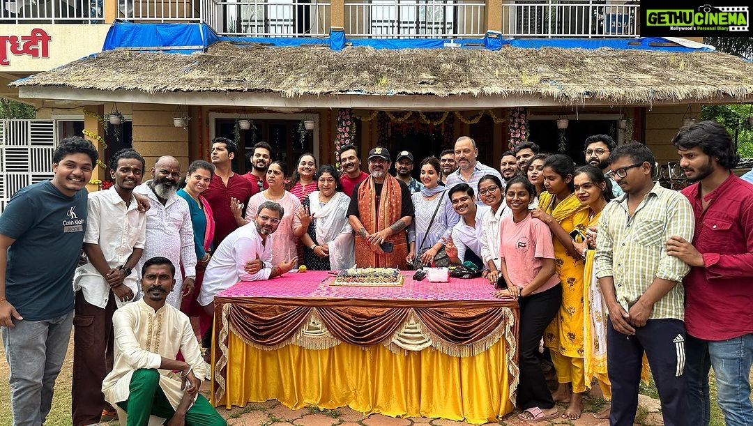 Rupali Bhosale Instagram - 1000 episodes of Aai Kuthe Kay Karte.. ekhadya project la itaka prem milna kharach khoop overwhelming asta. Team work Mhanje kay he kharach amche producer @rajan.shahi.543 sir hyanchya kadhun shikav. PRODUTION HOUSE asa jevha mhanto tevha house hya shabdacha arth kharach @directorskutproduction hyana barobar kalala ahe. Itka warmth itka prem ani family members sarkha treat karna mhanun AKKK la he yash labhala ahe. I am proud to be DKPIAN ❤️ @vartak.namita thank you mala Sanjana dilya badal tuza call ani tula dilela shabd mala aaj sudha lakshat ahe ani me Sanjana kayam tyach premane ani pramanik pane lokan samor saadar karen. Tuza mazya varcha vishwas mazi strength ahe. I can’t thank you enough. 1000 episodes zale tari aapli direction team pahila divas ani pahila episode shoot kartoy asa kaam karat astat ani mhanun ch lokana hi serial aaplishi vatate @ravikarmarkar ch chotya chotya jaga kadhana satat vegala kahitari karnyacha prayant karat rahna hi gosht kharach kamaal ahe ani mhanun toh captain of the ship ahe. @subodhbare tuzya badal kay bolu Aaj Sanjana lokapriya ahe pan Sanjana Mothi zali hyat tuza khoop motha shreya ahe aaj sudha tu pahilya divashi jasa shoot kelas tasa ch kartos 1000 episodes zale mhanun sodun dila nahis. Tu set var asalas ki kharach khoop majja aste heavy shoot sudha khoop sahaj saral soapa vatat asa ch raha kayam amchya AKKK cha chota mastikhor lahan baal. @tusharvichare tuzya mule lokana serial aikavishi Sudha vatate pratek vakya pratek emotion pratek reaction tu aaj sudha tyach chikatine karun ghetos. Tuzya thoda vaishnav ahe jo madhe madhe baher yeto pan toh khoop chan ahe. Set ch atmosphere khoop khelkar pan titakach professional thevtos. Baryach da tu ekata sampurna dolara sambhaltos pan Kuthe ch kami padhat nahis. Tyach Barobar sampurna cast and crew thank you for helping each other in this wonderful journey standing strong with each other in thick n thin 1000 episodes zale pudhil journey sathi khoop khoop shubheccha ani prem AKKK & DKP & STAR PRAVAH ROCKS 🧿❤️