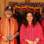 Rupali Bhosale Instagram - 1000 episodes of Aai Kuthe Kay Karte.. ekhadya project la itaka prem milna kharach khoop overwhelming asta. Team work Mhanje kay he kharach amche producer @rajan.shahi.543 sir hyanchya kadhun shikav. PRODUTION HOUSE asa jevha mhanto tevha house hya shabdacha arth kharach @directorskutproduction hyana barobar kalala ahe. Itka warmth itka prem ani family members sarkha treat karna mhanun AKKK la he yash labhala ahe. I am proud to be DKPIAN ❤️ @vartak.namita thank you mala Sanjana dilya badal tuza call ani tula dilela shabd mala aaj sudha lakshat ahe ani me Sanjana kayam tyach premane ani pramanik pane lokan samor saadar karen. Tuza mazya varcha vishwas mazi strength ahe. I can’t thank you enough. 1000 episodes zale tari aapli direction team pahila divas ani pahila episode shoot kartoy asa kaam karat astat ani mhanun ch lokana hi serial aaplishi vatate @ravikarmarkar ch chotya chotya jaga kadhana satat vegala kahitari karnyacha prayant karat rahna hi gosht kharach kamaal ahe ani mhanun toh captain of the ship ahe. @subodhbare tuzya badal kay bolu Aaj Sanjana lokapriya ahe pan Sanjana Mothi zali hyat tuza khoop motha shreya ahe aaj sudha tu pahilya divashi jasa shoot kelas tasa ch kartos 1000 episodes zale mhanun sodun dila nahis. Tu set var asalas ki kharach khoop majja aste heavy shoot sudha khoop sahaj saral soapa vatat asa ch raha kayam amchya AKKK cha chota mastikhor lahan baal. @tusharvichare tuzya mule lokana serial aikavishi Sudha vatate pratek vakya pratek emotion pratek reaction tu aaj sudha tyach chikatine karun ghetos. Tuzya thoda vaishnav ahe jo madhe madhe baher yeto pan toh khoop chan ahe. Set ch atmosphere khoop khelkar pan titakach professional thevtos. Baryach da tu ekata sampurna dolara sambhaltos pan Kuthe ch kami padhat nahis. Tyach Barobar sampurna cast and crew thank you for helping each other in this wonderful journey standing strong with each other in thick n thin 1000 episodes zale pudhil journey sathi khoop khoop shubheccha ani prem AKKK & DKP & STAR PRAVAH ROCKS 🧿❤️
