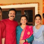 Rupali Bhosale Instagram - 1000 episodes of Aai Kuthe Kay Karte.. ekhadya project la itaka prem milna kharach khoop overwhelming asta. Team work Mhanje kay he kharach amche producer @rajan.shahi.543 sir hyanchya kadhun shikav. PRODUTION HOUSE asa jevha mhanto tevha house hya shabdacha arth kharach @directorskutproduction hyana barobar kalala ahe. Itka warmth itka prem ani family members sarkha treat karna mhanun AKKK la he yash labhala ahe. I am proud to be DKPIAN ❤️ @vartak.namita thank you mala Sanjana dilya badal tuza call ani tula dilela shabd mala aaj sudha lakshat ahe ani me Sanjana kayam tyach premane ani pramanik pane lokan samor saadar karen. Tuza mazya varcha vishwas mazi strength ahe. I can’t thank you enough. 1000 episodes zale tari aapli direction team pahila divas ani pahila episode shoot kartoy asa kaam karat astat ani mhanun ch lokana hi serial aaplishi vatate @ravikarmarkar ch chotya chotya jaga kadhana satat vegala kahitari karnyacha prayant karat rahna hi gosht kharach kamaal ahe ani mhanun toh captain of the ship ahe. @subodhbare tuzya badal kay bolu Aaj Sanjana lokapriya ahe pan Sanjana Mothi zali hyat tuza khoop motha shreya ahe aaj sudha tu pahilya divashi jasa shoot kelas tasa ch kartos 1000 episodes zale mhanun sodun dila nahis. Tu set var asalas ki kharach khoop majja aste heavy shoot sudha khoop sahaj saral soapa vatat asa ch raha kayam amchya AKKK cha chota mastikhor lahan baal. @tusharvichare tuzya mule lokana serial aikavishi Sudha vatate pratek vakya pratek emotion pratek reaction tu aaj sudha tyach chikatine karun ghetos. Tuzya thoda vaishnav ahe jo madhe madhe baher yeto pan toh khoop chan ahe. Set ch atmosphere khoop khelkar pan titakach professional thevtos. Baryach da tu ekata sampurna dolara sambhaltos pan Kuthe ch kami padhat nahis. Tyach Barobar sampurna cast and crew thank you for helping each other in this wonderful journey standing strong with each other in thick n thin 1000 episodes zale pudhil journey sathi khoop khoop shubheccha ani prem AKKK & DKP & STAR PRAVAH ROCKS 🧿❤️
