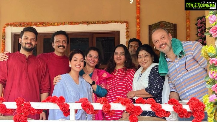 Rupali Bhosale Instagram - 1000 episodes of Aai Kuthe Kay Karte.. ekhadya project la itaka prem milna kharach khoop overwhelming asta. Team work Mhanje kay he kharach amche producer @rajan.shahi.543 sir hyanchya kadhun shikav. PRODUTION HOUSE asa jevha mhanto tevha house hya shabdacha arth kharach @directorskutproduction hyana barobar kalala ahe. Itka warmth itka prem ani family members sarkha treat karna mhanun AKKK la he yash labhala ahe. I am proud to be DKPIAN ❤️ @vartak.namita thank you mala Sanjana dilya badal tuza call ani tula dilela shabd mala aaj sudha lakshat ahe ani me Sanjana kayam tyach premane ani pramanik pane lokan samor saadar karen. Tuza mazya varcha vishwas mazi strength ahe. I can’t thank you enough. 1000 episodes zale tari aapli direction team pahila divas ani pahila episode shoot kartoy asa kaam karat astat ani mhanun ch lokana hi serial aaplishi vatate @ravikarmarkar ch chotya chotya jaga kadhana satat vegala kahitari karnyacha prayant karat rahna hi gosht kharach kamaal ahe ani mhanun toh captain of the ship ahe. @subodhbare tuzya badal kay bolu Aaj Sanjana lokapriya ahe pan Sanjana Mothi zali hyat tuza khoop motha shreya ahe aaj sudha tu pahilya divashi jasa shoot kelas tasa ch kartos 1000 episodes zale mhanun sodun dila nahis. Tu set var asalas ki kharach khoop majja aste heavy shoot sudha khoop sahaj saral soapa vatat asa ch raha kayam amchya AKKK cha chota mastikhor lahan baal. @tusharvichare tuzya mule lokana serial aikavishi Sudha vatate pratek vakya pratek emotion pratek reaction tu aaj sudha tyach chikatine karun ghetos. Tuzya thoda vaishnav ahe jo madhe madhe baher yeto pan toh khoop chan ahe. Set ch atmosphere khoop khelkar pan titakach professional thevtos. Baryach da tu ekata sampurna dolara sambhaltos pan Kuthe ch kami padhat nahis. Tyach Barobar sampurna cast and crew thank you for helping each other in this wonderful journey standing strong with each other in thick n thin 1000 episodes zale pudhil journey sathi khoop khoop shubheccha ani prem AKKK & DKP & STAR PRAVAH ROCKS 🧿❤️