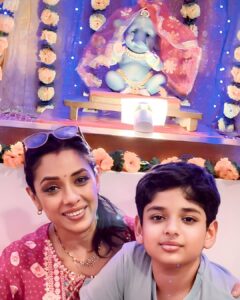 Rupali Ganguly Instagram - Ganguly cha Raja❤️🙏🏻
Day 1 ❤️

#ganeshchaturthi #anupamaa #rupaliganguly #home #family #happiness #festival #instagood 

Thank u @prasannatilak dada 💕🙏🏻