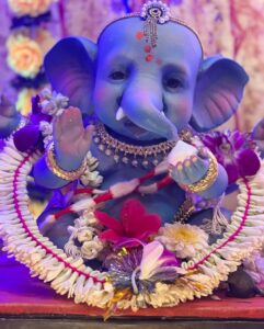 Rupali Ganguly Instagram - Ganguly cha Raja❤️🙏🏻 Day 1 ❤️ #ganeshchaturthi #anupamaa #rupaliganguly #home #family #happiness #festival #instagood Thank u @prasannatilak dada 💕🙏🏻