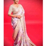 Rupali Ganguly Instagram – Jai Mata Di ❤️🙏🏻
Aapko aur aapke Parivaar ko Navratri ki dher saari shubhkaamnaaein ❤️🙏🏻

Styled by @thedotdiary @thedottstye
Outfit by @emiraasbyindrani @indranisarees247
Jewellery @aurumdestinationjewels 

#navratri #day1 #blessed #gratitude #rupaliganguly #anupamaa #instagood #instagram #sareelove #jaimatadi #jaimahakal