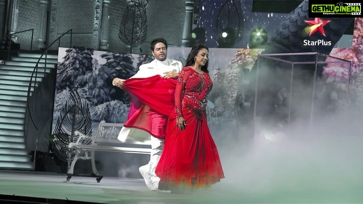 Rupali Ganguly Instagram - Sabse khoobsurat pal wo hote hain jo anjaan taufa bann kar aate hain. Jaise Anupama ki zulfon ka yoon Anuj se ulajhna! ✨🫰🏻 Dekhiye, #StarParivaarAwards2023, iss Ravivaar yaani 1st October, shaam 7 baje, StarPlus aur Disney+ Hotstar par. @rupaliganguly @gauravkhannaofficial