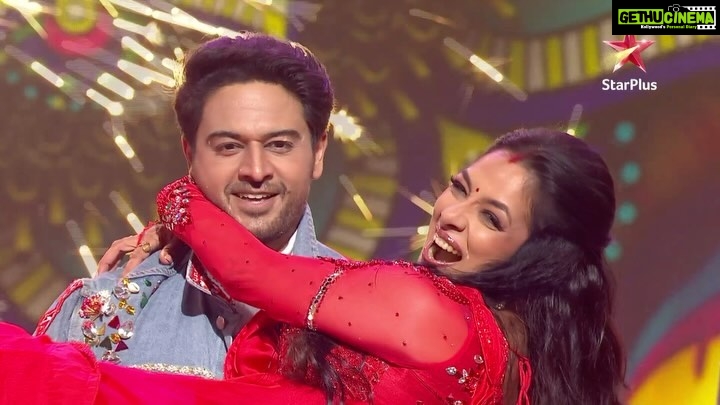 Rupali Ganguly Instagram - Anuj aur Anupama ki pyaar bhari chemistry ne jashn ke beech khilaa diye pyaar ke phool! 🌹 Dekhiye, #StarParivaarAwards2023, iss Ravivaar yaani 1st October, shaam 7 baje, StarPlus aur Disney+ Hotstar par. @rupaliganguly @gauravkhannaofficial