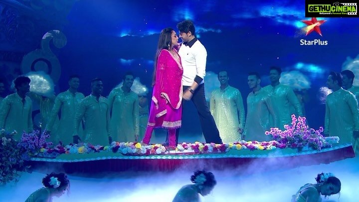 Rupali Ganguly Instagram - Iconic romances kayi dekhe hain. Magar Anuj aur Anupama ka performance dil chhoo leta hai! ❤️ Dekhiye, #StarParivaarAwards2023, iss Ravivaar yaani 1st October, shaam 7 baje, StarPlus aur Disney+ Hotstar par. @rupaliganguly @gauravkhannaofficial