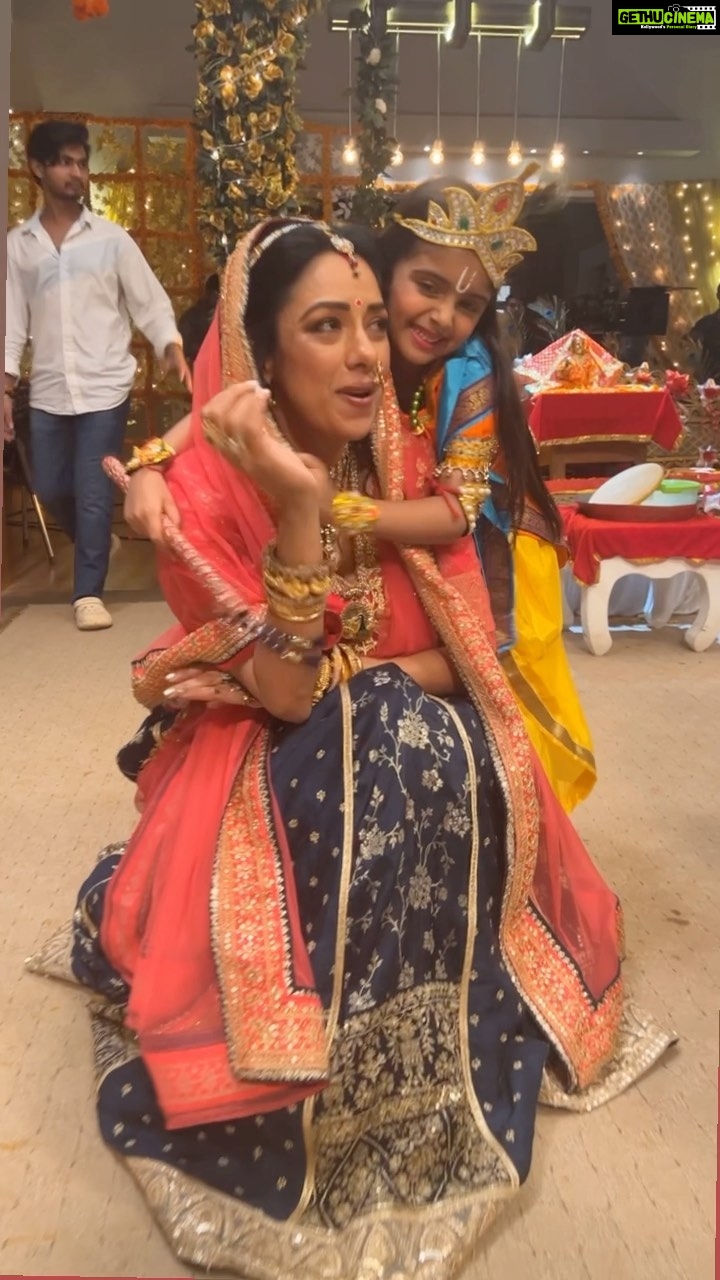Rupali Ganguly Instagram - ❤️ Kanhaji Dhyaan Rakhjo ❤️🙏🏻 Had shot this last year when my Bebli was really Chhoti ❤️ #janmashtami #badanatkhathairekrishnakanhaiya #rupaliganguly #anupamaa #throwback #lastyear #precious #instagood #reelkarofeelkaro #reelitfeelit #jaimatadi #jaimahakal @directorskutproduction @asmi.deo