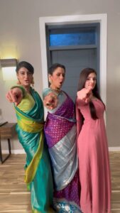 Rupali Ganguly Instagram - Desi Gangnam! 👯‍♀️👯‍♀️
Special thanks to @virajkpr for recording this❤️
.
.
.
.
#gangnam #reelsindia #reelsinstagram #anupamaa #barkha #dimpi #onset #dancereels  #gangnamstyle