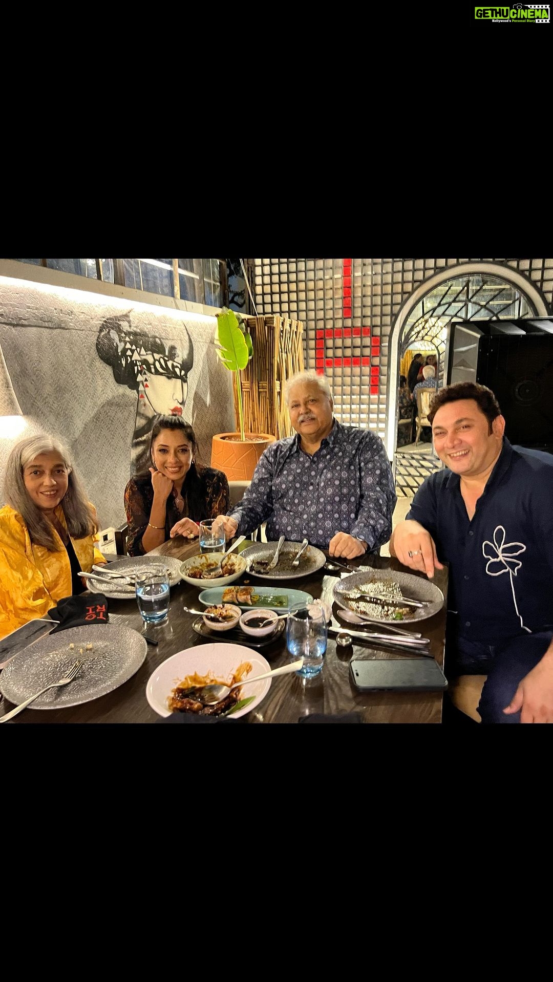 Rupali Ganguly Instagram - Some friendships last a lifetime!! ❤❤ #friendslikefamily #sarabhais . . 📍- @torimumbai . . #feelkaroreelkaro #feelitreelit #reels #reelsinstagram #throwback #friends #family #love #sarabhaivssarabhai #jaimatadi #jaimahakal #rupaliganguly