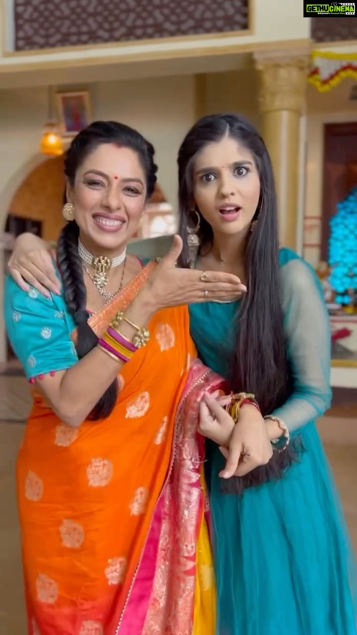 Rupali Ganguly Instagram - With my cutie Pranupie Trend shayad khatam ho raha hai, par yeh dosti ki toh shuruwat hai… PS. There were no rehearsals, no retakes, yeh bas one and only take tha, joh main daal rahi hu... We got this chance of doing this during the shoot of #BaateinKuchAnkaheeSi !! @aliaabhatt @ranveersingh @dharmamovies #Anupamaa #YehRishtaKyaKehlataHai #feelkaroreelkaro #feelitreelit #reels #reelsinstagram #jhumka #pranalirathod #jaimatadi #jaimahakal #rupaliganguly