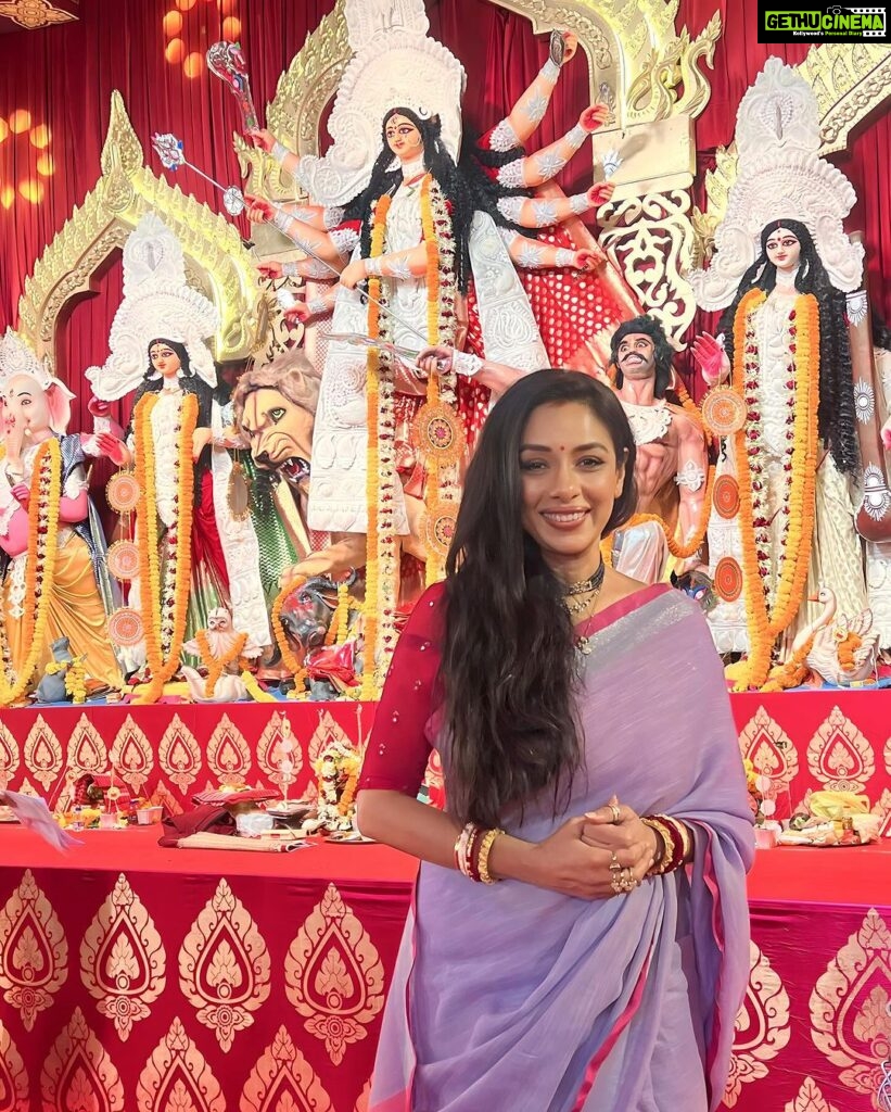 Rupali Ganguly Instagram - Shubho Ashtami 💜 Mahagauri Maa ❤️🙏🏻 Last night at the pujo pandal 😍 #northbombaysarbojanindurgapuja @northbombaydurgapuja #pujo #durgapujo #anupamaa #rupaliganguly #navratri #happy #blessed #jaimatadi #jaimahakal