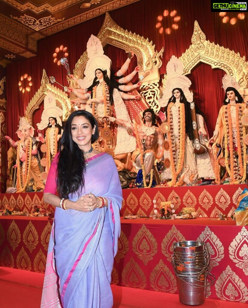 Rupali Ganguly Instagram - Shubho Ashtami 💜 Mahagauri Maa ❤️🙏🏻 Last night at the pujo pandal 😍 #northbombaysarbojanindurgapuja @northbombaydurgapuja #pujo #durgapujo #anupamaa #rupaliganguly #navratri #happy #blessed #jaimatadi #jaimahakal