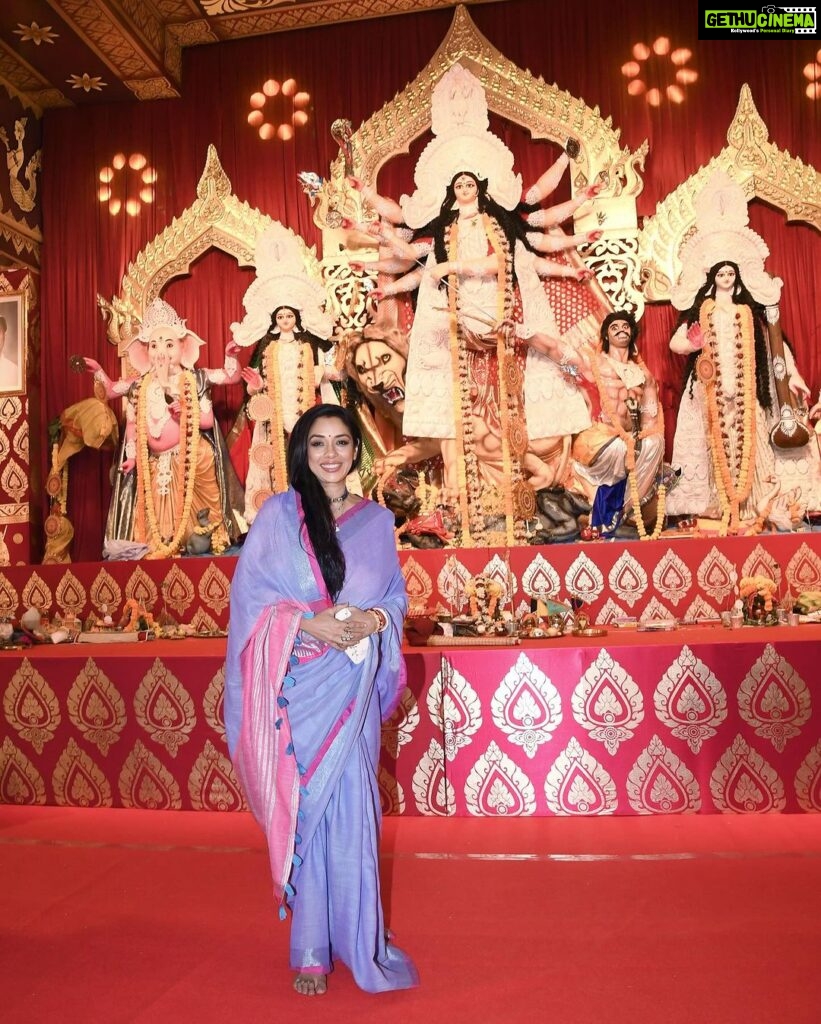 Rupali Ganguly Instagram - Shubho Ashtami 💜 Mahagauri Maa ❤️🙏🏻 Last night at the pujo pandal 😍 #northbombaysarbojanindurgapuja @northbombaydurgapuja #pujo #durgapujo #anupamaa #rupaliganguly #navratri #happy #blessed #jaimatadi #jaimahakal