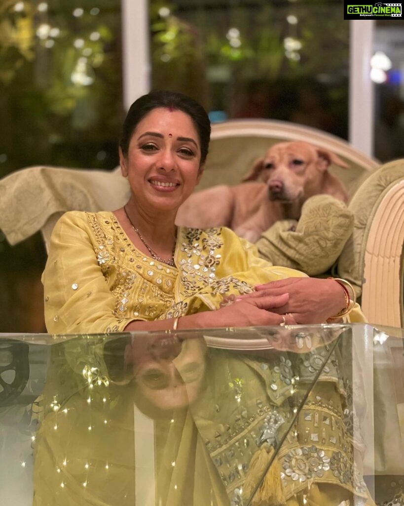 Rupali Ganguly Instagram - Panchami 💛🙏🏻 Maa Skandamata represents Motherhood Compassion and Heart full of love 🙏🏻❤️ Posting these pics with our precious child Radha Ganguly who blessed our lives with unconditional love and happiness for 11 years …. Our little Radhoo … run free over the rainbow bridge our baby girl …. Thank you for coming into our lives …. You will be missed forever … @vijayganguly @gangulirajani and Lakshmi thank for being the bestest family ever ❤️ #navratri #pet #radha #instagood #rupaliganguly #anupamaa #love #grateful #jaimatadi #jaimahakal