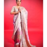 Rupali Ganguly Instagram – Jai Mata Di ❤️🙏🏻
Aapko aur aapke Parivaar ko Navratri ki dher saari shubhkaamnaaein ❤️🙏🏻

Styled by @thedotdiary @thedottstye
Outfit by @emiraasbyindrani @indranisarees247
Jewellery @aurumdestinationjewels 

#navratri #day1 #blessed #gratitude #rupaliganguly #anupamaa #instagood #instagram #sareelove #jaimatadi #jaimahakal
