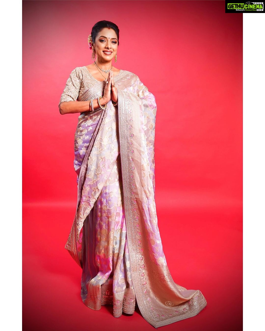 Rupali Ganguly Instagram - Jai Mata Di β€οΈππ» Aapko aur aapke Parivaar ko Navratri ki dher saari shubhkaamnaaein β€οΈππ» Styled by @thedotdiary @thedottstye Outfit by @emiraasbyindrani @indranisarees247 Jewellery @aurumdestinationjewels #navratri #day1 #blessed #gratitude #rupaliganguly #anupamaa #instagood #instagram #sareelove #jaimatadi #jaimahakal