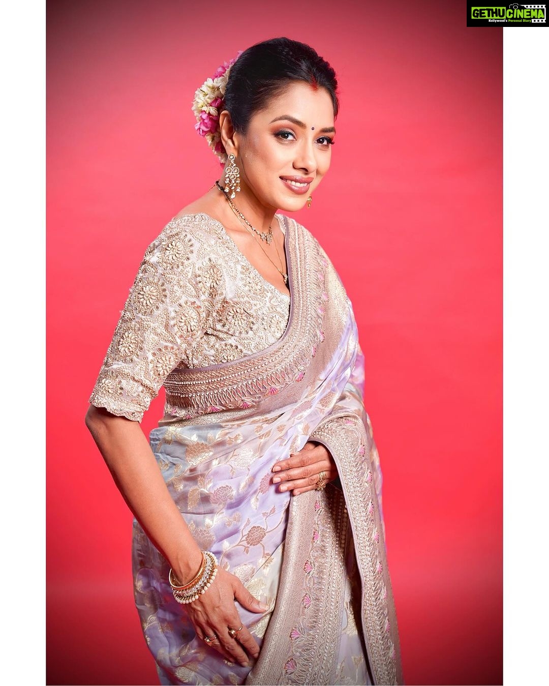 Rupali Ganguly Instagram - Jai Mata Di β€οΈππ» Aapko aur aapke Parivaar ko Navratri ki dher saari shubhkaamnaaein β€οΈππ» Styled by @thedotdiary @thedottstye Outfit by @emiraasbyindrani @indranisarees247 Jewellery @aurumdestinationjewels #navratri #day1 #blessed #gratitude #rupaliganguly #anupamaa #instagood #instagram #sareelove #jaimatadi #jaimahakal