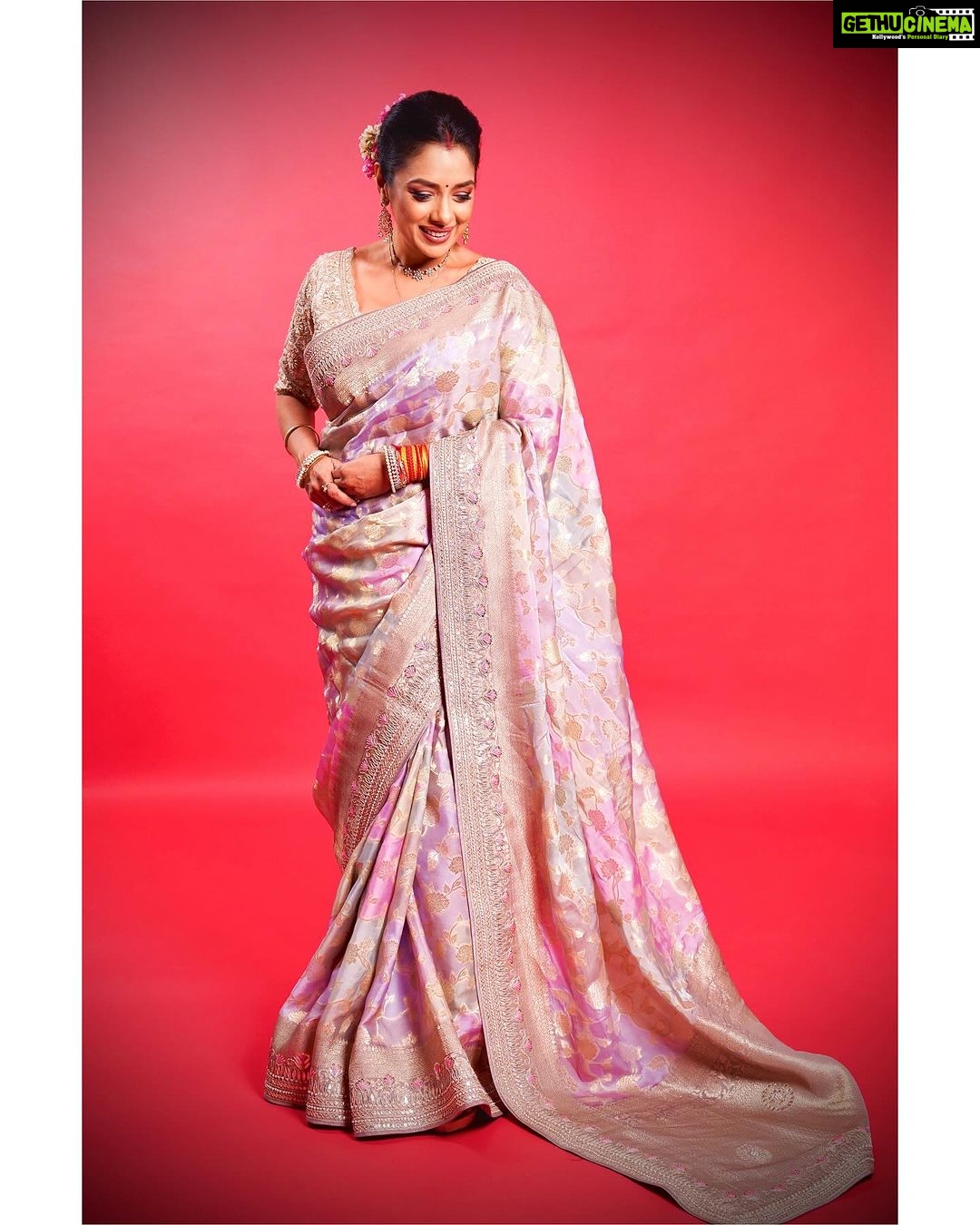 Rupali Ganguly Instagram - Jai Mata Di β€οΈππ» Aapko aur aapke Parivaar ko Navratri ki dher saari shubhkaamnaaein β€οΈππ» Styled by @thedotdiary @thedottstye Outfit by @emiraasbyindrani @indranisarees247 Jewellery @aurumdestinationjewels #navratri #day1 #blessed #gratitude #rupaliganguly #anupamaa #instagood #instagram #sareelove #jaimatadi #jaimahakal
