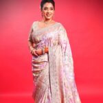 Rupali Ganguly Instagram - Jai Mata Di ❤️🙏🏻 Aapko aur aapke Parivaar ko Navratri ki dher saari shubhkaamnaaein ❤️🙏🏻 Styled by @thedotdiary @thedottstye Outfit by @emiraasbyindrani @indranisarees247 Jewellery @aurumdestinationjewels #navratri #day1 #blessed #gratitude #rupaliganguly #anupamaa #instagood #instagram #sareelove #jaimatadi #jaimahakal