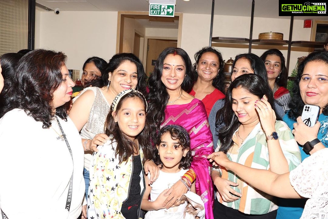 Rupali Ganguly Instagram - Met these beautiful ladies the other night..all our REAL life Anupama's who gave me so much love..so much warmth..so much happiness..it was a lovely experience meeting all you amazing women ..what you do for your homes and your family is commendable.. and sharing my journey with you'll has only made our connection an even more special one..thank you @shethepeopletv for organizing this wonderful opportunity.. THU THU THU ❤ #womenwelfare #shethepeople #jaimatadi #anupamaa #jaimahakal #rupaliganguly