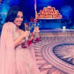 Rupali Ganguly Instagram - It’s the team work that makes dream work ❤️🙏🏻 🧿🧿🧿 Every award that I hold for Anupamaa belongs to u @rajan.shahi.543 🙏🏻🙏🏻 The precious Star Parivaar Awards Team ❤️ A huge round of applause for The people behind the camera who made us shine ❤️🙏🏻 Thank you for putting up a splendid show 👏🏻👏🏻👏🏻 Ankita , Linda , Vibhor , Todi , Anjali …. Kshitij, Makkar , Suri , Rahul Shetty , Kosha and all the wonderful people of team @starplus and team @fullscreenentertainment 🙏🏻🙏🏻 Blessed to be on the best #starplus ❤️🙏🏻 And @arjunbijlani you are absolutely the cutest … totally adore u 🤗😘 My cutiepie Pranupie I love u @pranalirathodofficial 😘 @vibhorratna @todi.aditi @lindab_05 @neha_makkar13 @hoodaankita @anjalisharma1828_ @neha_makkar13 @kshitijbaldota thank u so so so much 🙏🏻 #anupamaa #rupaliganguly #starparivaarawards #starparivaarawards2023 #gratitude #blessed #instagood #jaimatadi #jaimahakal