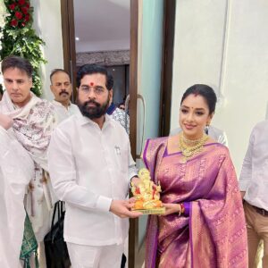 Rupali Ganguly Instagram - Blessed to have had a beautiful darshan of Ganpati Bappa @cmomaharashtra_ residence and Honored to have met our respected  @mieknathshinde 🙏🏻
Thank you Sir for the warm hospitality
Rudransh and me had a wonderful time 🙏🏻

#ganpatibappamorya #blessed #gratitude #anupamaa #rupaliganguly #jaimahakal #jaimatadi