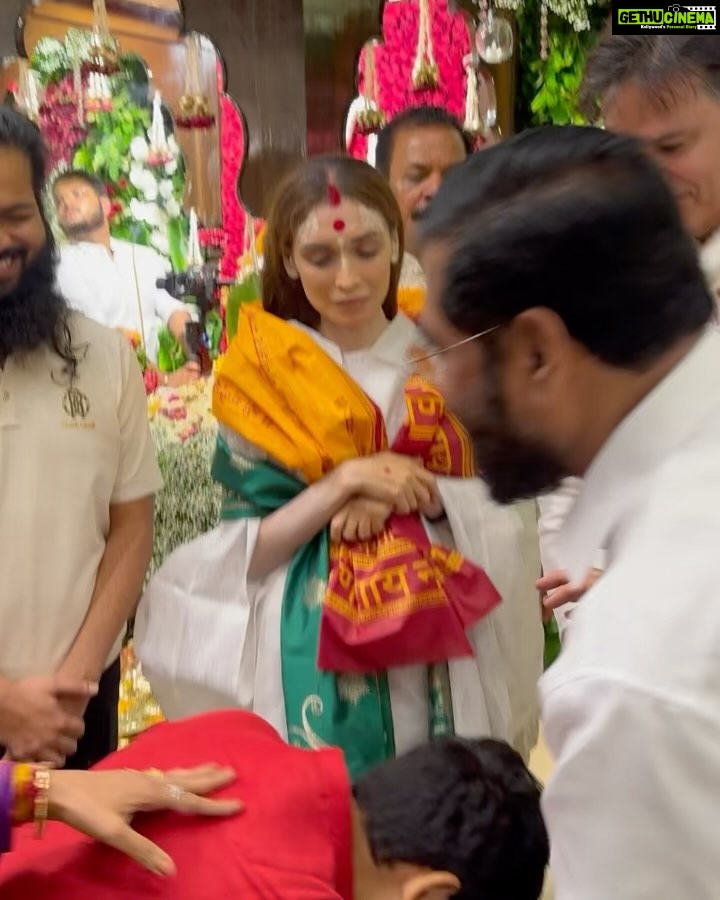 Rupali Ganguly Instagram - Blessed to have had a beautiful darshan of Ganpati Bappa @cmomaharashtra_ residence and Honored to have met our respected @mieknathshinde 🙏🏻 Thank you Sir for the warm hospitality Rudransh and me had a wonderful time 🙏🏻 #ganpatibappamorya #blessed #gratitude #anupamaa #rupaliganguly #jaimahakal #jaimatadi