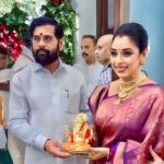 Rupali Ganguly Instagram - Blessed to have had a beautiful darshan of Ganpati Bappa @cmomaharashtra_ residence and Honored to have met our respected @mieknathshinde 🙏🏻 Thank you Sir for the warm hospitality Rudransh and me had a wonderful time 🙏🏻 #ganpatibappamorya #blessed #gratitude #anupamaa #rupaliganguly #jaimahakal #jaimatadi