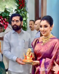 Rupali Ganguly Instagram - Blessed to have had a beautiful darshan of Ganpati Bappa @cmomaharashtra_ residence and Honored to have met our respected  @mieknathshinde 🙏🏻
Thank you Sir for the warm hospitality
Rudransh and me had a wonderful time 🙏🏻

#ganpatibappamorya #blessed #gratitude #anupamaa #rupaliganguly #jaimahakal #jaimatadi