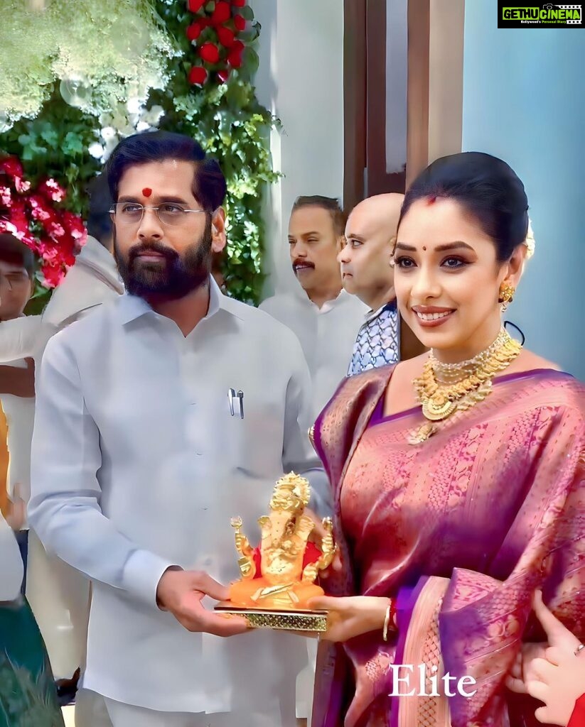 Rupali Ganguly Instagram - Blessed to have had a beautiful darshan of Ganpati Bappa @cmomaharashtra_ residence and Honored to have met our respected @mieknathshinde 🙏🏻 Thank you Sir for the warm hospitality Rudransh and me had a wonderful time 🙏🏻 #ganpatibappamorya #blessed #gratitude #anupamaa #rupaliganguly #jaimahakal #jaimatadi
