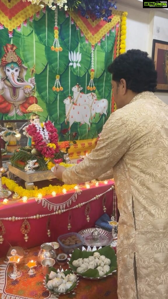Sachin Tendulkar Instagram - तुम्हा सर्वांना गणपतीच्या खूप खूप शुभेच्छा. बाप्पाच्या आशीर्वादाने आपण सगळे मिळून-मिसळून सुखात राहू हीच प्रार्थना! Lord Ganesha will bring us all peace, happiness and good health as we bring him home. Wishing everyone a very happy Ganesh Chaturthi! #GaneshChaturthi