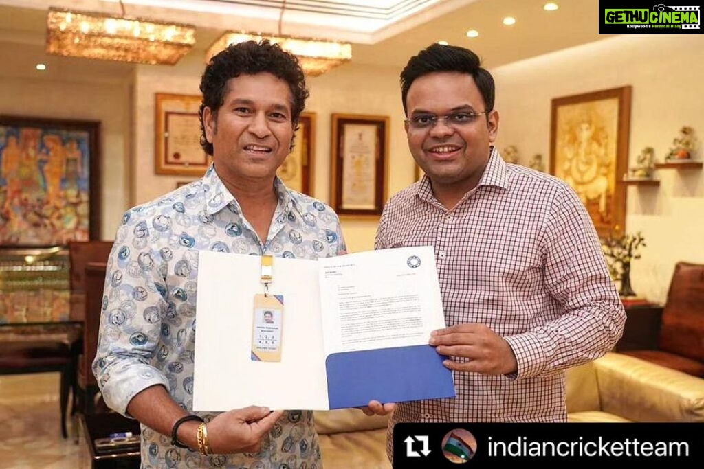Sachin Tendulkar Instagram - From serving in the 1987 World Cup as a ball boy to competing in six World Cups from 1992 to 2011, and now receiving this golden ticket in 2023 – it has indeed been a journey woven from dreams and the excitement within me remains undiminished. Thank you @icc & @indiancricketteam. #Repost @indiancricketteam 🏏🇮🇳 An iconic moment for cricket and the nation! As part of our "Golden Ticket for India Icons" programme, BCCI Honorary Secretary @jayshah220988 presented the golden ticket to Bharat Ratna Shri @sachintendulkar A symbol of cricketing excellence and national pride, Sachin Tendulkar's journey has inspired generations. Now, he'll be part of the @icc @cricketworldcup 2️⃣0️⃣2️⃣3️⃣ witnessing the action LIVE 🙌🏆