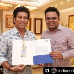 Sachin Tendulkar Instagram – From serving in the 1987 World Cup as a ball boy to competing in six World Cups from 1992 to 2011, and now receiving this golden ticket in 2023 – it has indeed been a journey woven from dreams and the excitement within me remains undiminished. 

Thank you @icc & @indiancricketteam.

#Repost @indiancricketteam

🏏🇮🇳 An iconic moment for cricket and the nation!

As part of our “Golden Ticket for India Icons” programme, BCCI Honorary Secretary @jayshah220988 presented the golden ticket to Bharat Ratna Shri @sachintendulkar

A symbol of cricketing excellence and national pride, Sachin Tendulkar’s journey has inspired generations. 

Now, he’ll be part of the @icc @cricketworldcup 2️⃣0️⃣2️⃣3️⃣ witnessing the action LIVE 🙌🏆