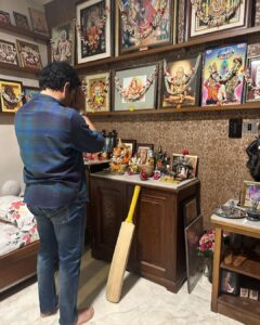 Sachin Tendulkar Instagram - Happy Dussehra to all celebrating Vijaya Dashami!🏏 
Just as the ball sails over the boundary, may the triumph of good over evil clear all the hurdles in your life. Keep batting for the right cause. Stay blessed! 
#VijayaDashami